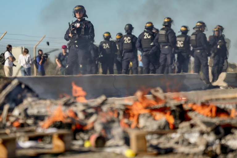 Les CRS après l'évacuation des pêcheurs qui manifestaient devant le dépôt pétrolier de Fos-sur-Mer dans les Bouches-du-Rhône le 15 septembre 2026