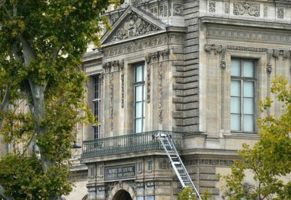 Le monte-charge utilisé par des cambrioleurs pour pénétrer dans le musée du Louvre, sur le quai François Mitterrand, à Paris, le 19 octobre 2025