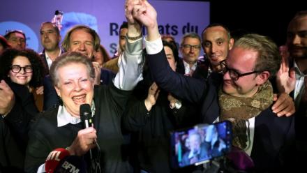 Catherine Trautmann (g), candidate du PS à la mairie de Strasbourg, et son allié centriste Pierre Jakubowicz (d) lors d'une soirée électorale à l'issue du 2e tour des municipales à Strasbourg, le 22 mars 2026 dans le Bas-Rhin