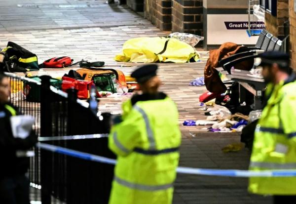 Policiers et secouristes en gare de Huntingdon sur les lieux d'une attaque à l'arme blanche qui a fait au moins 10 blessés dont neuf graves dans un train en direction de Londres, dans l'est de l'Angleterre, le 1er novembre 2025