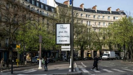 Titre de la chanson "Pour que tu m'aimes encore" chantée par Céline Dion, affiché dans Paris le 23 mars 2026