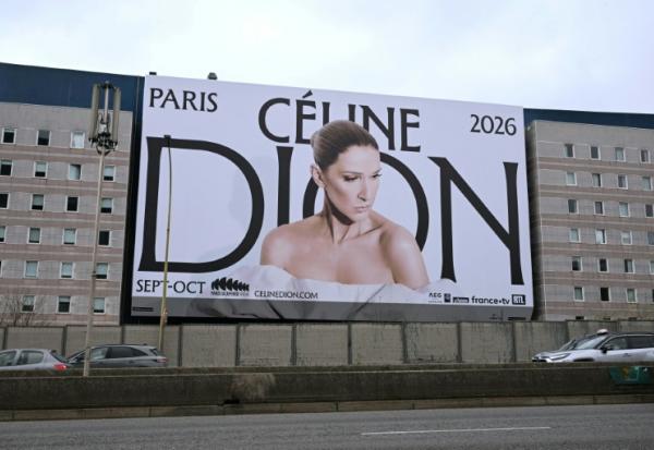 Une affiche annonçant les dates des prochains concerts de la chanteuse canadienne Céline Dion sur la façade d'un hôtel surplombant le boulevard périphérique à la porte de Saint-Ouen, dans le nord de Paris, le 31 mars 2026