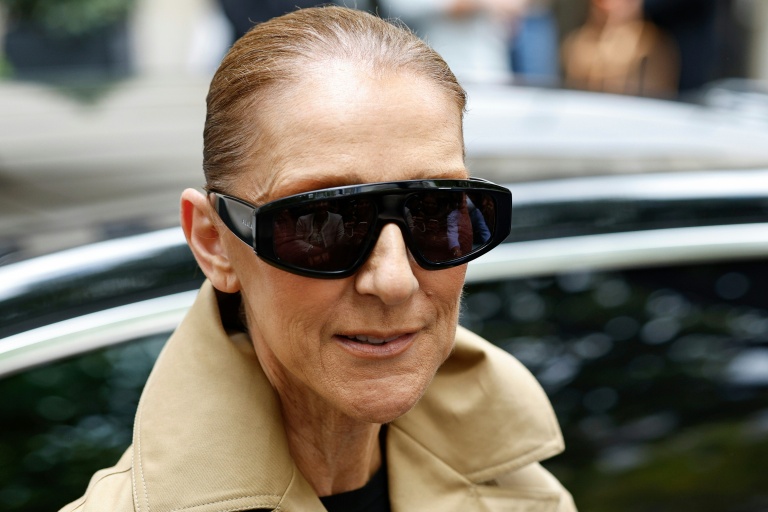 Céline Dion arrive à l'hôtel Royal Monceau à Paris le 28 août 2026 avant une série de concerts dans la capitale française 