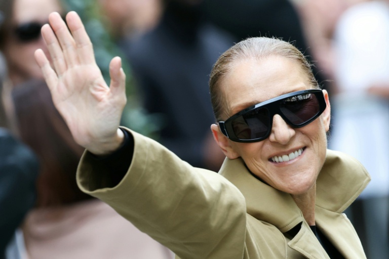 La chanteuse Céline Dion salue ses fans à son arrivée à l'hôtel Le Royal Monceau à Paris, le 28 aôut 2026