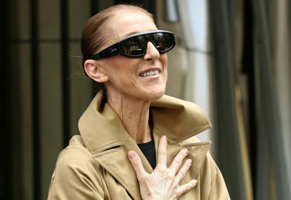 La chanteuse Céline Dion salue ses fans à son arrivée à l'hôtel Le Royal Monceau à Paris le 28 août 2026