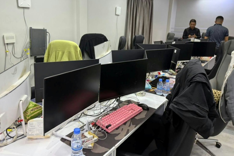 Photo de l'Agence Kampuchea Press (AKP) du 22 octobre 2025, diffusée le 23 octobre 2025, montrant des équipements informatiques lors d'un raid dans un centre d'escroquerie à Phnom Penh, au Cambodge