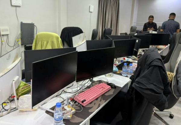 Photo de l'Agence Kampuchea Press (AKP) du 22 octobre 2025, diffusée le 23 octobre 2025, montrant des équipements informatiques lors d'un raid dans un centre d'escroquerie à Phnom Penh, au Cambodge