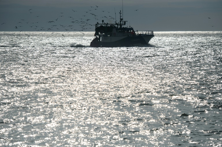 Un chalutier près du port des Sables-d'Olonne, le 12 février 2021 dans l'ouest de la France
