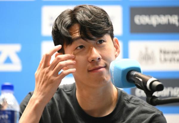 L'ancien joueur sud-coréen de Tottenham Son Heung-min lors d'une conférence de presse à Séoul le 2 août 2025