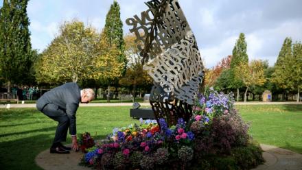 Le roi Charles inaugure le nouvau monument dédié aux soldats au National Memorial Arboretum à Alrewas, dans le Staffordshire, centre de l'Angleterre, le 27 octobre 2025.