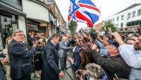 Le roi Charles III salue des habitants du quartier de Golders Green, le 14 mai 2026 à Londres