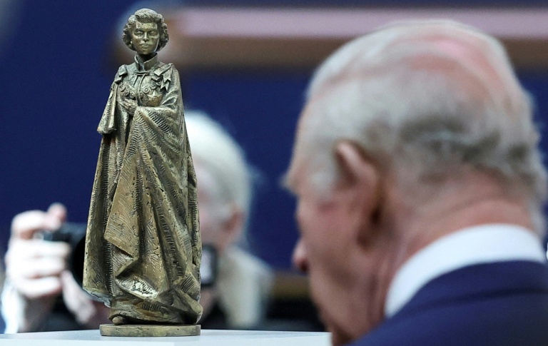 Le roi Charles III d'Angleterre observe une sculpture de Martin Jennings, représentant la reine Elizabeth II, lors d'une visite au British Museum, dans le centre de Londres, le 21 avril 2026