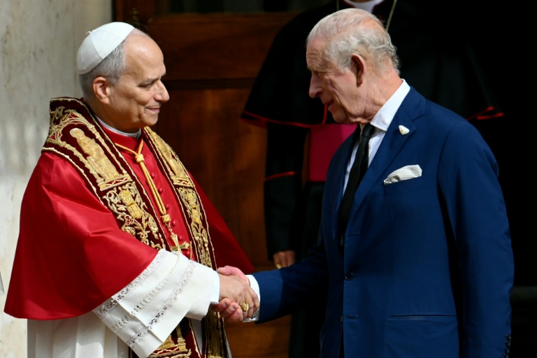 Le pape Léon XIV et le roi Charles III dans la cour de San Damaso lors d'une visite d'État au Vatican, le 23 octobre 2025