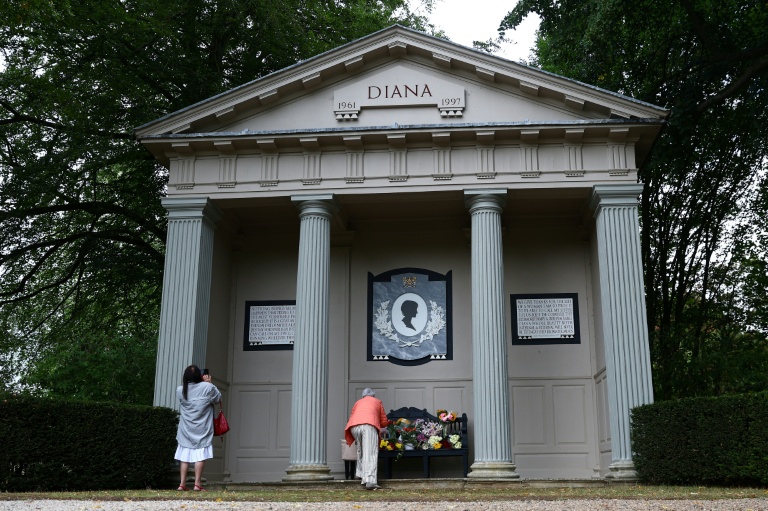 Des personnes déposent des fleurs devant un mémorial dédié à Diana, princesse de Galles, dans le parc d'Althorp House, près de Northampton (centre de l'Angleterre), le 31 août 2026, à l'occasion du 29e anniversaire de sa mort