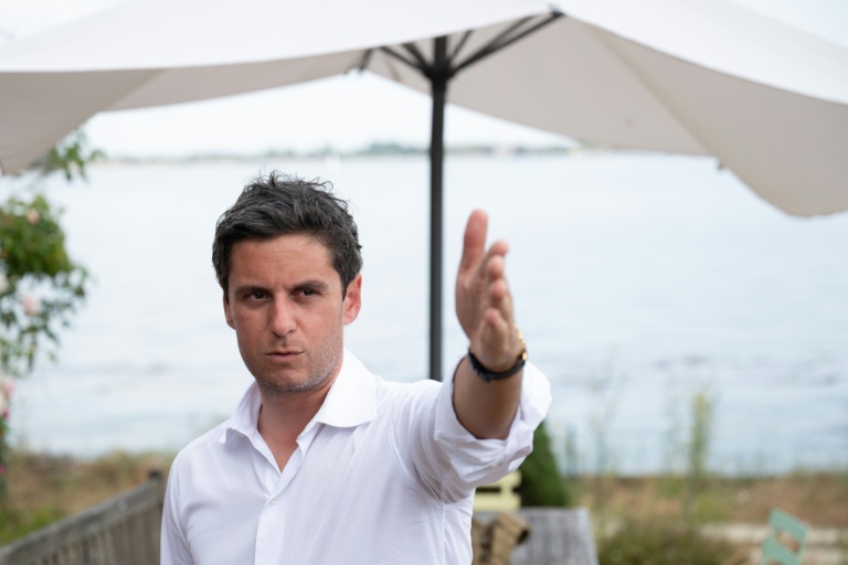 Le secrétaire général de Renaissance Gabriel Attal le 25 juillet 2026 à l'Ile-aux-Moines dans le Morbihan