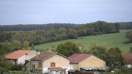 La crise du logement ne s'arrête pas aux frontières des villes et touche les communes rurales, qui appellent de plus en plus bailleurs sociaux à investir leurs territoires, moins fournis en logements sociaux