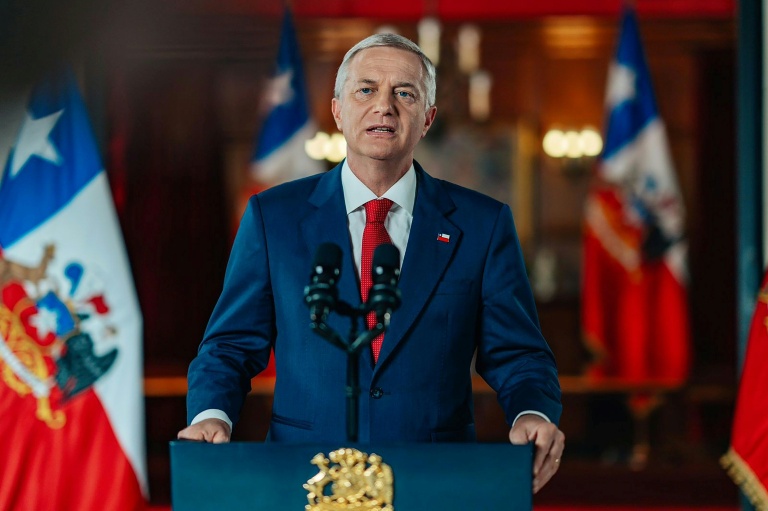 Cette photo diffusée par le service de presse de la présidence chilienne montre le président chilien José Antonio Kast prononçant une allocution à la nation lors d’une intervention télévisée depuis le palais présidentiel de La Moneda, à Santiago, le 15 avril 2026