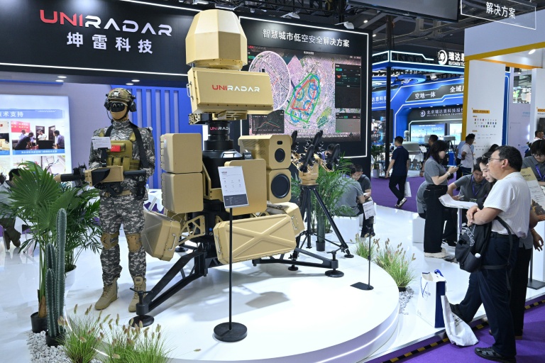 Des systèmes anti-drones exposés au salon mondial des drones de Shenzhen (Chine) le 21 mai 2026
