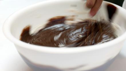 De la tablette industrielle aux créations pâtissières les plus sophistiquées, sur les mousses au chocolat des tables renommées comme chez les adolescents au palais façonné par les réseaux sociaux, l'alliance de la fleur de sel et du chocolat est un phénomène gustatif qui questionne