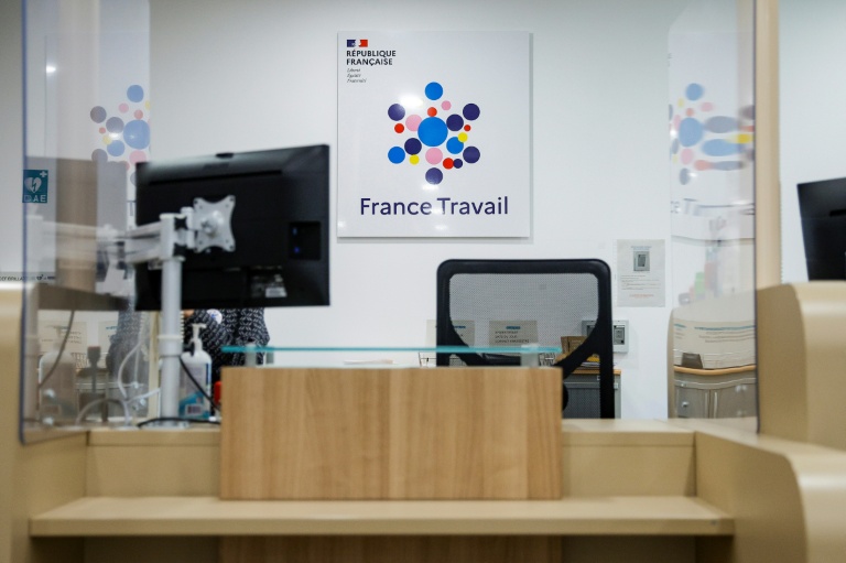 Pour l'ensemble des trois catégories de chômeurs tenues de chercher un emploi (A,B et C), dont certains exercent une activité réduite, le nombre de chômeurs a progressé de 1,5% sur le trimestre et de 5,3% sur un an. Leur nombre s'élève à 5,7 millions