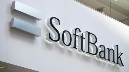 Le géant japonais des investissements dans les technologies SoftBank va investir une somme record de 75 milliards d'euros en France