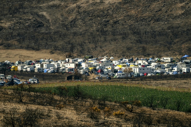 Le site d'une rave party dans un champ à Fontjoncouse, dans le département de l'Aude, le 30 août 2025