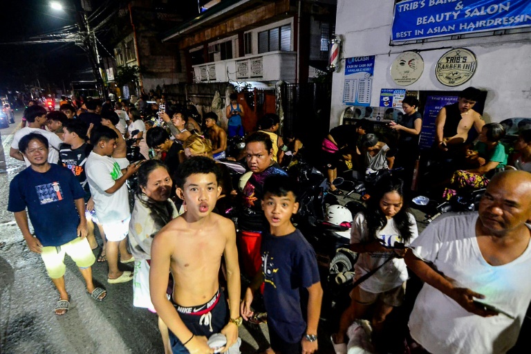 Des habitants se rassemblent dans une rue devant leurs maisons après les secousses du tremblement de terre à Mandaue à Cebu, dans le centre des Philippines, le 30 septembre 2025