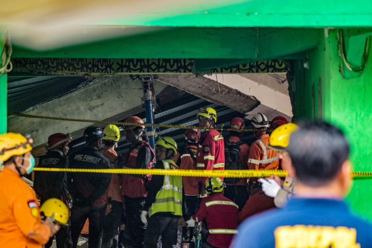 Le personnel de secours recherche des survivants à l'internat islamique Al Khoziny à Sidoarjo, dans la province de Java oriental, le 30 septembre 2025, après l'effondrement d'un bâtiment à plusieurs étages de l'école