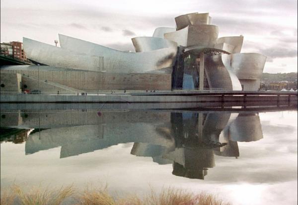 Le musée Guggenheim à Bilbao, réalisée par l'architecte américano-canadien Frank Gehry, le 15 octobre 1997 en Espagne
