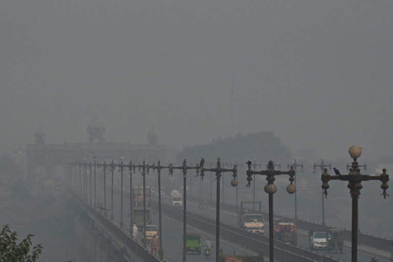 La ville de Lahore, au Pakistan, plongée dans un épais brouillard de pollution, le 24 octobre 2025