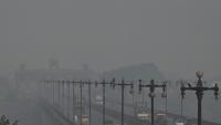 La ville de Lahore, au Pakistan, plongée dans un épais brouillard de pollution, le 24 octobre 2025
