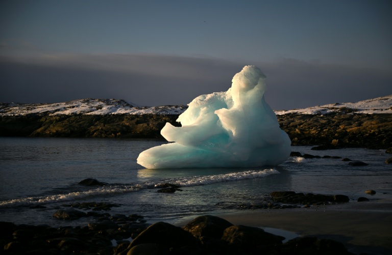 Un bloc de glace sur la rive à Nuuk, au Groenland, le 4 février 2026