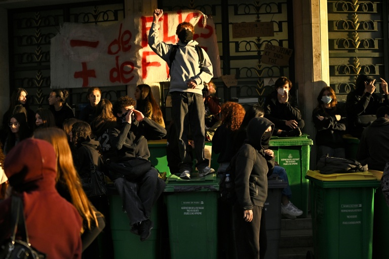 Des manifestants bloquent l'accès au lycée Hélène Boucher à Paris le 7 octobre 2026