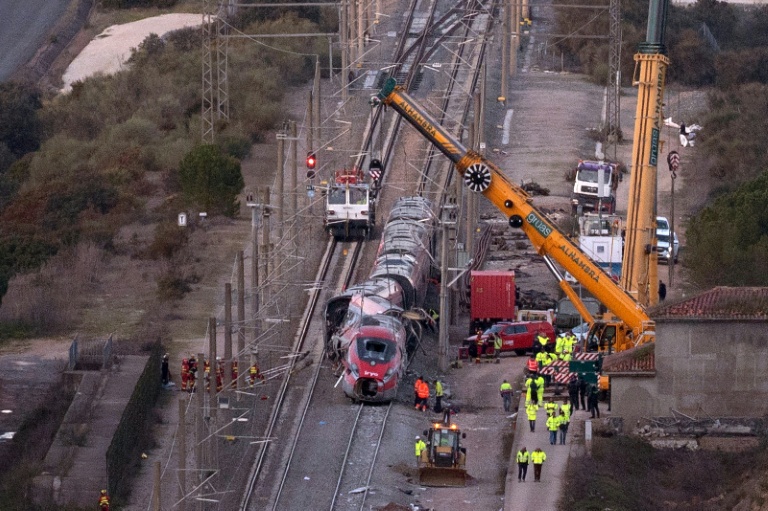 Des enquêteurs et services d'urgence sur le site d'une collision entre deux trains à grande vitesse à Adamuz, dans le sud de l'Espagne, le 20 janvier 202