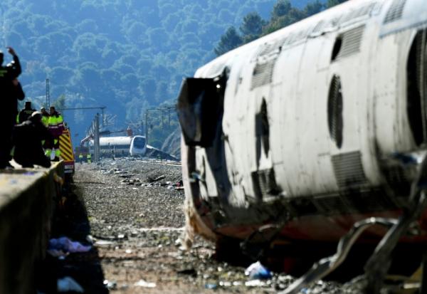 Un train à grande vitesse Iryo qui a déraillé et percuté un autre train (en arrière-plan) à Adamuz, dans le sud de l'Espagne, le 20 janvier 2026