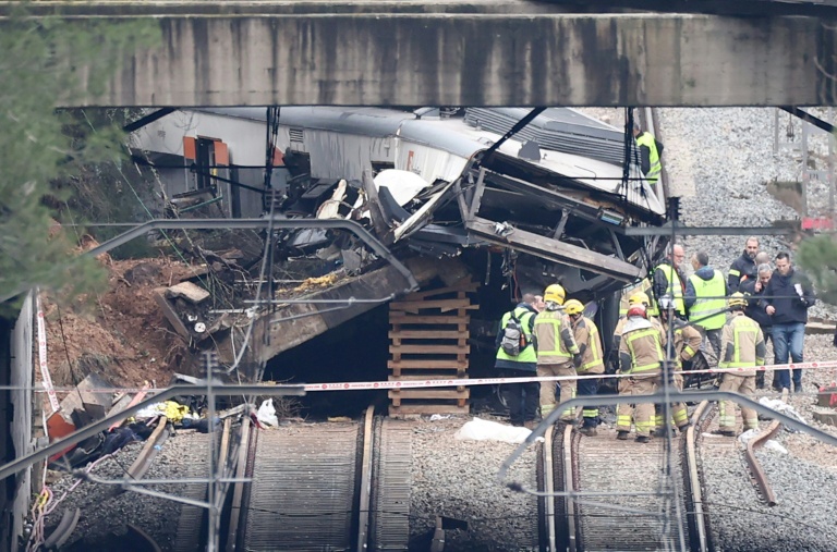 Des équipes de secours sur le site où un train de banlieue a percuté un mur de soutènement tombé sur les voies, le 21 janvier 2026 entre Sant Sadurni d'Anoia et Gelida, près de Barcelone, en Catalogne
