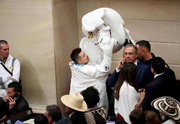 Le nouveau sénateur colombien et militant anticorruption, Luis Carlos Rúa, vêtu de son costume d'éléphant blanc, lors de la séance de prestation de serment au Congrès, le 20 juillet 2026 à Bogota
