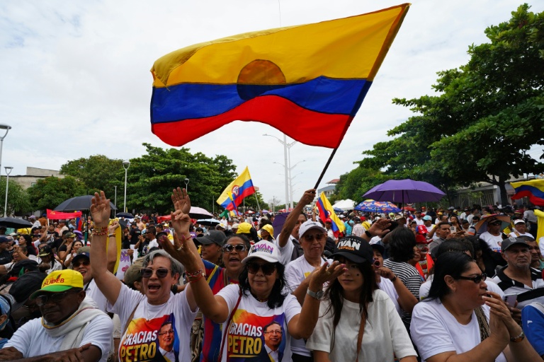 Des partisans du président colombien Gustavo Petro manifestent à Barranquilla le 7 août 2026, avant l'investiture de son successeur, le président Abelardo de la Espriella