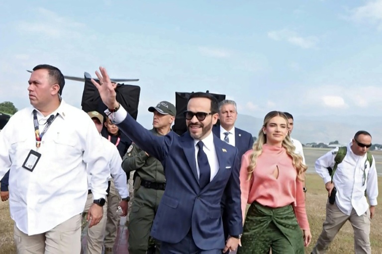Image extraite d'une vidéo diffusée par le bureau de presse du président élu de la Colombie, Abelardo de la Espriella, le montrant aux côtés de son épouse à leur arrivée à Cali, en Colombie, le 7 août 2026