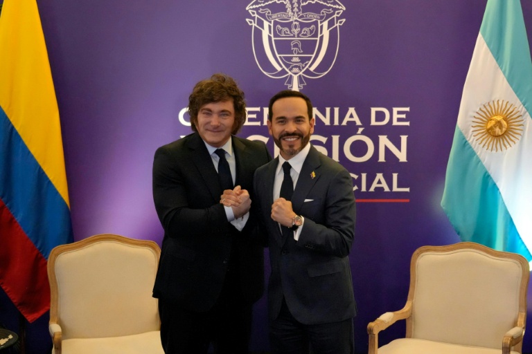 Photo fournie par la présidence argentine montrant le président de l'Argentine Javier Milei (à gauche) serrant la main du président élu de la Colombie, Abelardo de la Espriella (à droite), à Cali, en Colombie, le 7 août 2026