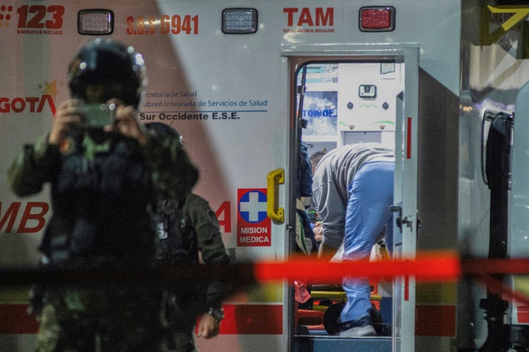 Le sénateur conservateur Miguel Uribe reçoit des soins médicaux dans une ambulance après avoir été blessé par balle lors d'un meeting à Bogota, le 7 juin 2025