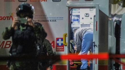 Le sénateur conservateur Miguel Uribe reçoit des soins médicaux dans une ambulance après avoir été blessé par balle lors d'un meeting à Bogota, le 7 juin 2025