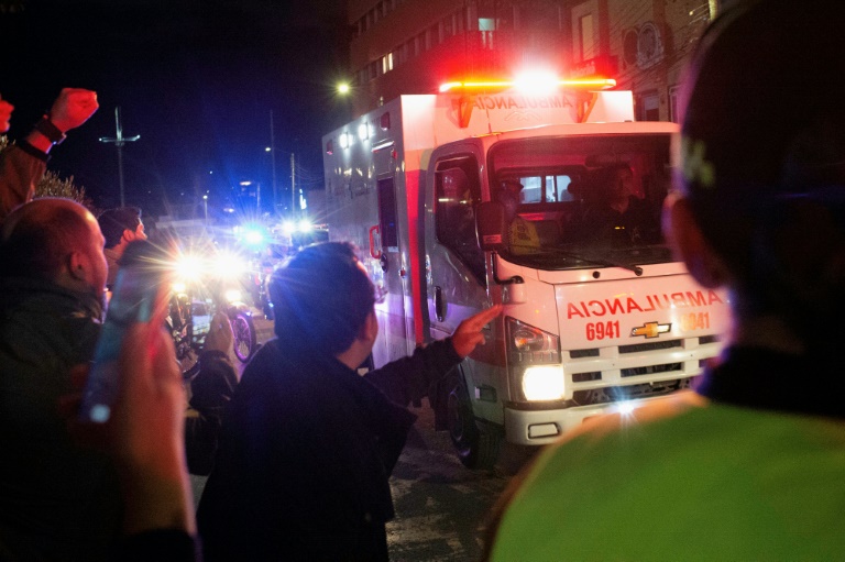 Une ambulance emmène le sénateur conservateur Miguel Uribe, blessé par balle lors d'un meeting à Bogota, le 7 juin 2025 en Colombie
