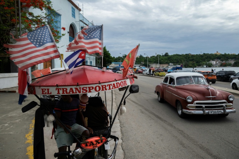 Un tricyle orné de drapeaux américains, à La Havane, le 19 juin 2026