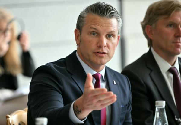 Le secrétaire américain à la Défense Pete Hegseth, le 6 juin à Colleville-sur-mer, dans le Calvados 