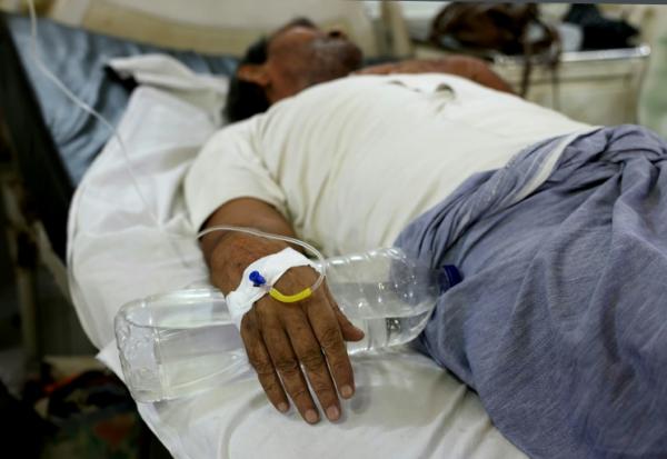 Un homme victime d'un coup de chaleur est perfusé dans un hôpital le 30 mai 2024 à Varanasi, en Inde, lors d'une vague de chaleur