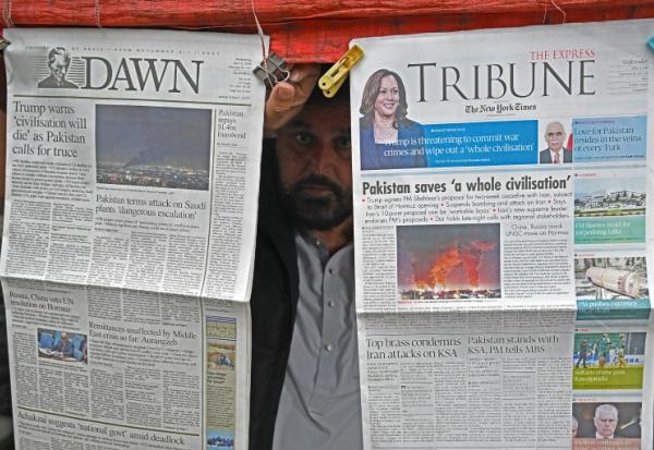 Etal de journaux à Istalamabad, le 8 avril 2026