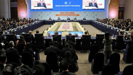 Le ministre sud-coréen du commerce Cheong In-kyo (à l'écran) fait un discours lors de l'ouverture de l'APEC  à Jeju en Corée du sud le 15 mai 2025
