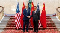 Le secrétaire américain au Trésor, Scott Bessent (g), et le vice-Premier ministre chinois, He Lifeng, lors d'une rencontre pour des discussions commerciales au Palais de Lancaster House à Londres, le 9 juin 2025