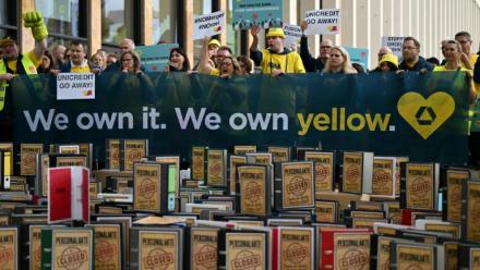 Manifestation d'employés de Commerzbank en marge de  l'AG de la banque à Wiesbaden, le 20 mai 2026